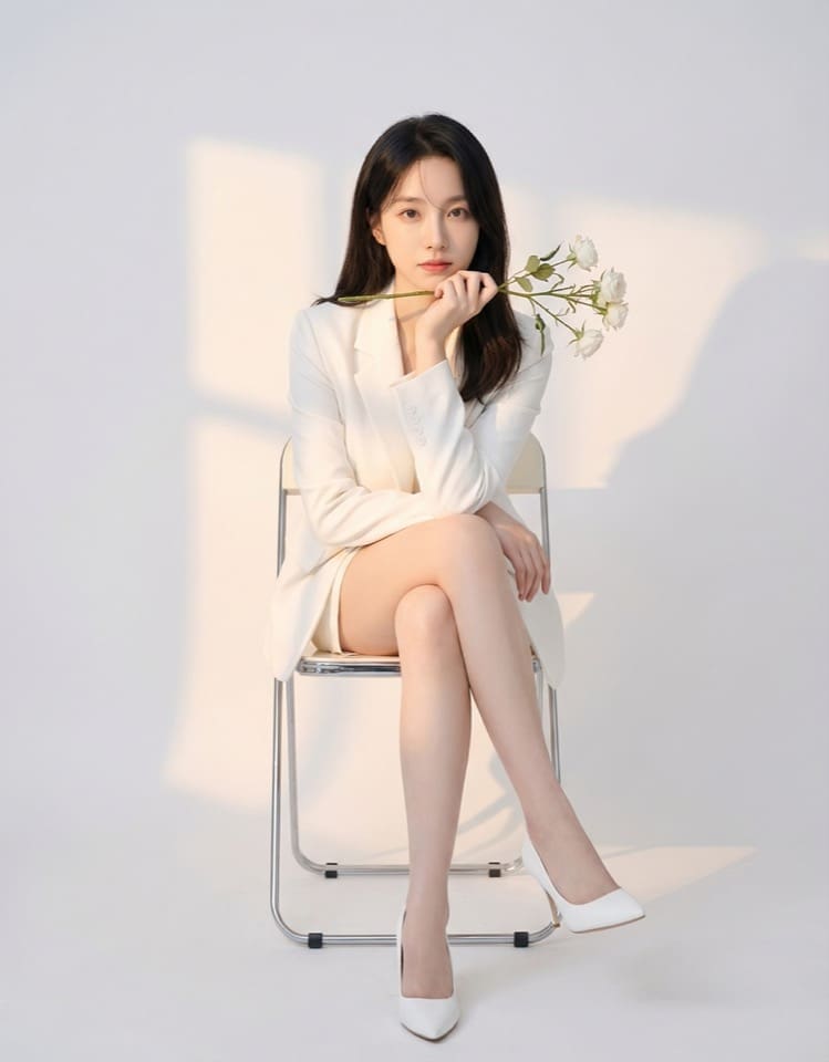 在影楼里手持玫瑰