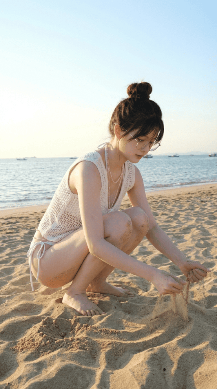 在海边穿着镂空开衫